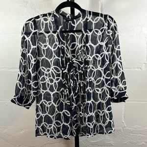 Banana Republic Sheer Printed Blouse Size XS Navy Blue White Pleated VNeck/Tie